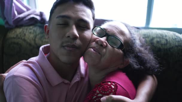 祖母と孫頬へ頬ポートレート見ますカメラ抱擁と愛 — ストック動画