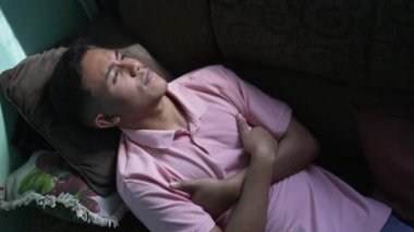 Düşüncelere dalmış, düşüncelere dalmış bir İspanyol. Düşünceli insan.