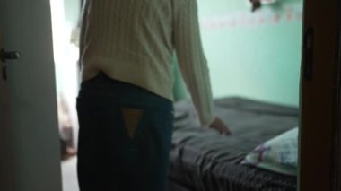 Evde dua eden yaşlı bir kadın. Ruhsal olarak son sınıf öğrencisi, başucunda dua eden bir İspanyol kadın..