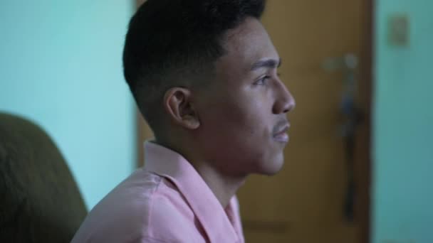Homme Hispanique Satisfait Assis Sur Canapé Heureux Latino Sud Américain — Video