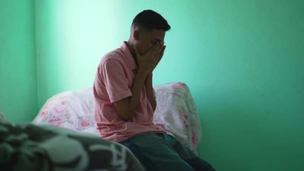 Persona Frustrada Cubriendo Cara Sintiendo Ansiedad Hombre Que Sufre Enfermedad — Vídeos de Stock