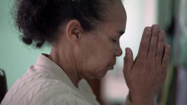 一名年龄较大的非洲妇女祈祷有希望 有Faith的一位忠实的资深黑人拉丁裔 — 图库视频影像