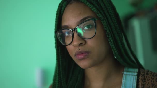 Una Cara Retrato Niña Negra Hispana Milenaria Seria Mirando Cámara — Vídeo de stock