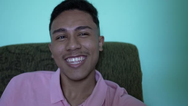 Een Spaanse Jongeman Met Een Vrolijke Uitdrukking Glimlachende Zuid Amerikaanse — Stockvideo
