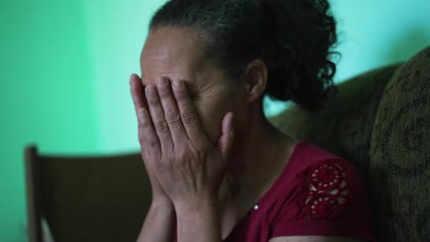 Uma Mulher Idosa Deprimida Cobrir Rosto Arrependimento Uma Senhora Mais — Vídeo de Stock