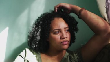 Düşünceli siyah Latin bir kadın hayatı hayal ederek yaşıyor.