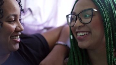 İki siyahi bayan en iyi arkadaş birlikte takılıyor. Latin kız kardeşler.