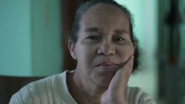 Kameraya bakan İspanyol bir son sınıf öğrencisi kadın portresi. Brezilyalı biri kameraya bakıyor.