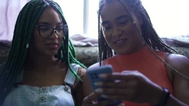 Przyjaciółka Dzieląca Się Telefonem Dwie Młode Czarne Kobiety Patrzące Smartfon — Wideo stockowe