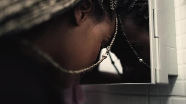 Μια Καταθλιπτική Μαύρη Γυναίκα Ακουμπισμένη Στον Καθρέφτη Του Μπάνιου Που — Αρχείο Βίντεο