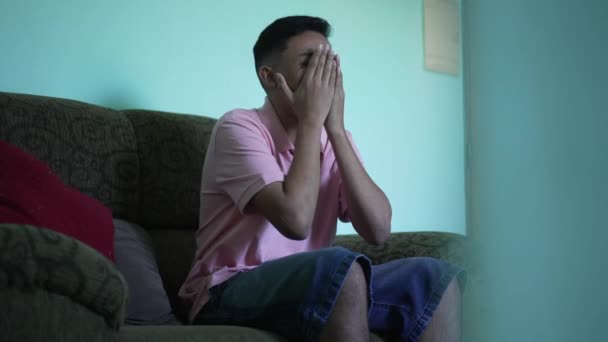 Homem Cobrir Cara Lamentar Candid Hispânico Ter Ansiedade Memória Ruim — Vídeo de Stock