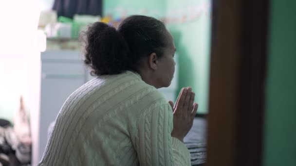 一位老年妇女在家里床边祈祷 一位精神上年长的黑人女士祈祷有希望 — 图库视频影像