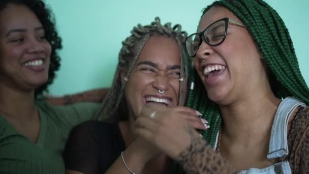 Felices Novias Riéndose Juntas Tres Latinas Negras Hispanas Auténtica Vida — Vídeos de Stock
