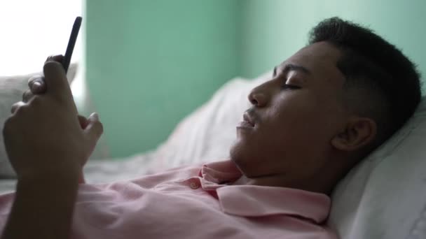 Jedna Latynoska Osoba Sypialni Patrzy Smartfona Dobre Dla Transformacji — Wideo stockowe