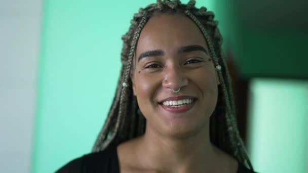 一つの幸せなヒスパニック系黒の女性の肖像画の顔笑顔でカメラとともに恐ろしいです髪型 — ストック動画