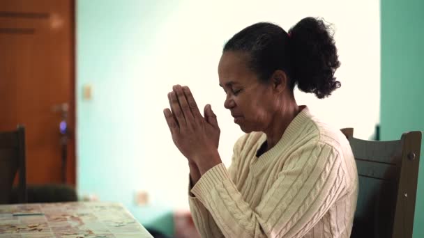 Meditativ Svart Kvinna Som Ber Kontemplativ Afroamerikansk Latinsk Person Ödmjukhet — Stockvideo