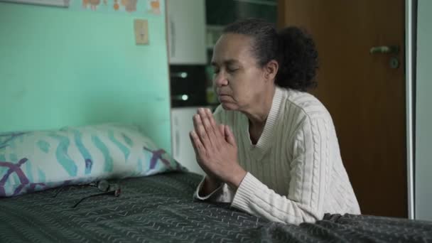 Idosos Religiosos Idosos Orando Casa Quarto Uma Pessoa Negra Mais — Vídeo de Stock