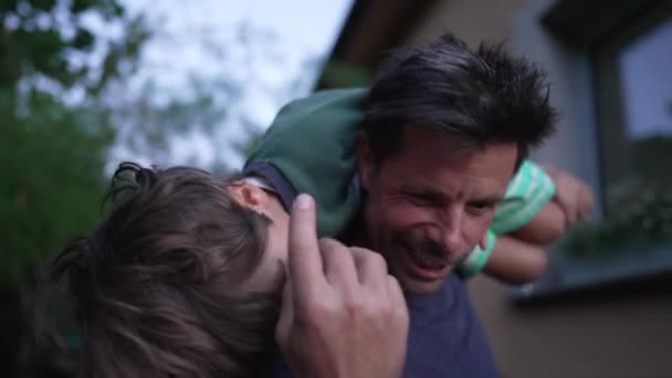 Játékos Apa Kisgyerekkel Karjában Apa Kint Játszik Fiával — Stock videók