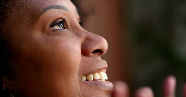 Afrikalı kadın gökyüzüne umutla ve inançla bakıyor, insan şükran ve ruhani duygular hissediyor.