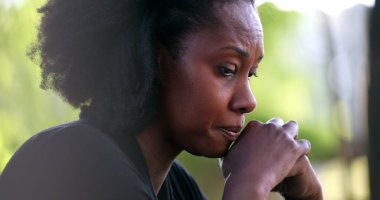 Endişeli Afrikalı kadın umutsuzluk ve şaşkınlık hissediyor