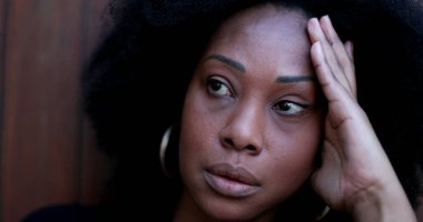 Endişeli siyahi kadın meşguliyetle boğulmuş.