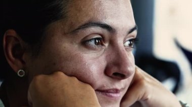 Düşüncelere dalmış ağlayan bir kadın yüzü. Depresyondan muzdarip düşünceli bir ifadeyle ufka bakan bir insanın hüzünlü, düşünceli duygusu.