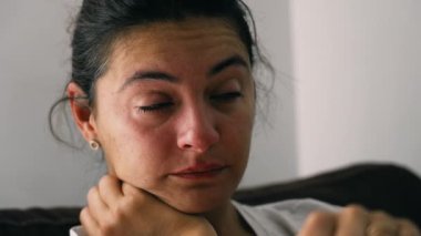 Depresyonda olan bir kadın endişeli. Düşünceli üzgün bir kişinin portresi. Yakın çekim yüzü tek başına acı çekiyor.