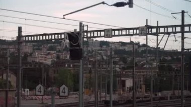 Trenle yolculuk. Buradan geçen modern manzaranın pencere perspektifi. Polonyalılar ve elektrik kabloları.