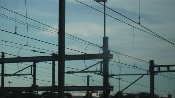 Hareket Halindeki Bir Trenin Içindeki Yolcu Penceresinden Birçok Elektrik Kablosu — Stok video