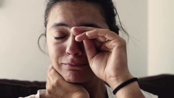 Отчаянная Женщина Плачет Страдая Болезни Портрет Грустной Встревоженной Женщины Трящей — стоковое видео