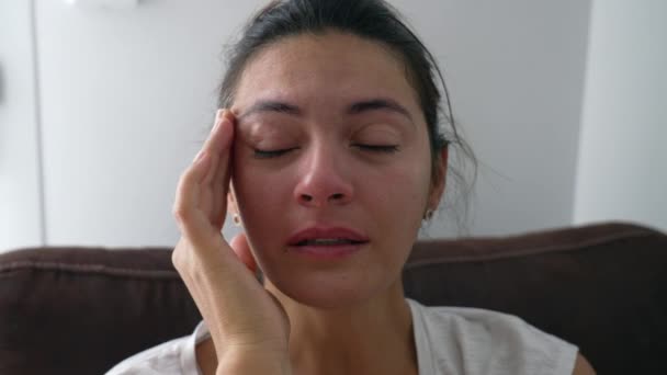 Femeie Tristă Respiră Adânc Simte Neliniştită Femeia Care Plânge Închide — Videoclip de stoc