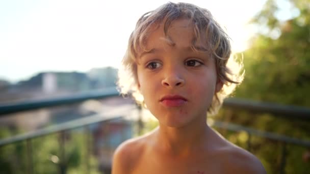 Портрет Ребенка Поедающего Печенье Улице Солнечном Свете Закрыть Лицо Мальчика — стоковое видео