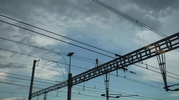 Hareket Halindeki Trende Elektrik Kabloları Geçiyor Gökyüzü Görüntüsü Yolcu Perspektifinden — Stok video