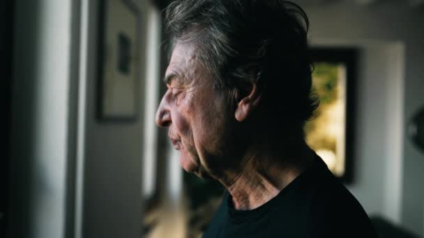 一个深思熟虑的成熟男人站在客厅的窗前 老年男性抑郁的情绪 — 图库视频影像