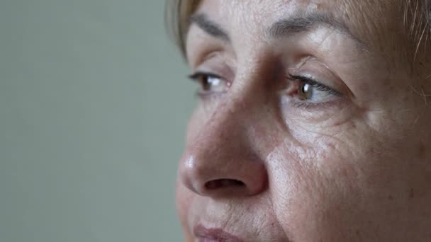 Jedna Kontemplacyjna Dojrzała Kobieta Zamyka Oczy Patrząc Horyzont Medytacji Starsza — Wideo stockowe