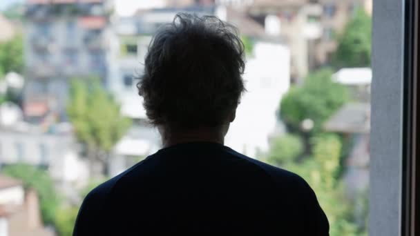 Zurück Von Einem Beschaulichen Älteren Mann Der Aus Dem Fenster — Stockvideo