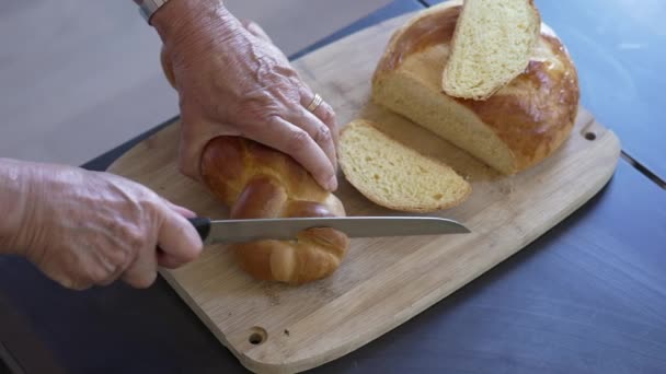 Close Hands Slicing Brioche Bread Traditional European Braided Bread — Stock Video