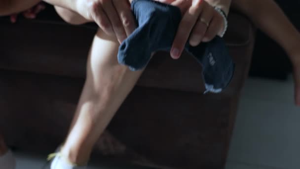 Eltern Stecken Socken Kinderfüße Mutter Kleidet Kind Fuß — Stockvideo