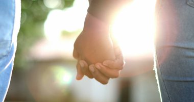 Birbirine aşık çiftler, yakın el ele tutuşuyorlar.