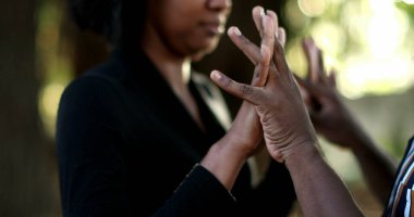 Afrikalı çiftler el ele tutuşup öpüşüyorlar. Birbirlerine aşık romantik çiftler.