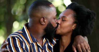 Afrikalı çift sevgi ve sevgi, sevgili ve sevgili parkta kucaklaşır.