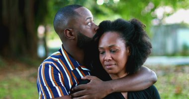 Güzel romantik siyah çift. Erkek kadına sarılıyor.