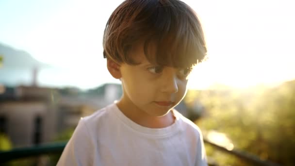 Ένα Αξιολάτρευτο Παιδί Στέκεται Υπαίθρια Στο Φως Του Ήλιου Καλοκαίρι — Αρχείο Βίντεο