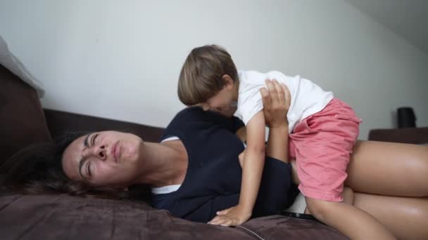 遊んでいる間に母親を傷つける小さな男の子 親の怪我だ 親の概念 子供の誤動作 — ストック動画
