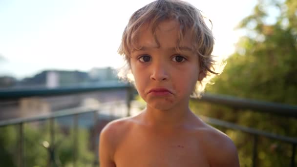 Portrait Jeune Garçon Avec Une Expression Triste Émotion Sourde Petit — Video