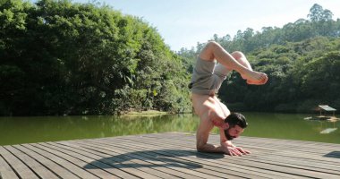 Yoga eğiten adam dışarıda.