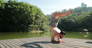 Yoga eğiten adam dışarıda.