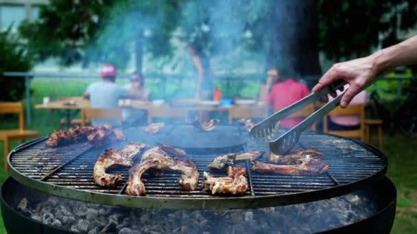 Pessoa Preparando Carne Grelha Lado Fora Com Amigos Familiares Segundo — Vídeo de Stock