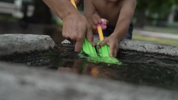 Gelukkig Kind Het Krijgen Van Water Uit Fontein Buiten Spelen — Stockvideo