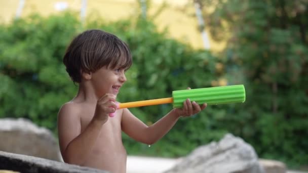 Een Gelukkig Kind Sproeien Water Met Schuim Speelgoed Blaster Tuin — Stockvideo